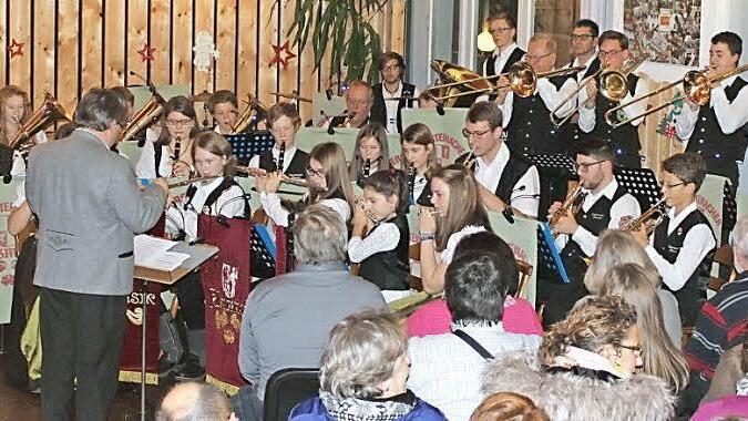 Das Jugendblasorchester um Dirigent Lothar Huber spielte sich beim Weihnachtskonzert nicht nur mit dem Stück "Posaunen-Express" in die Herzen der Zuhörer. Heraus stachen die Solisten (hinten) Hans Rosa, Jonas Schießl und Marco Seuss. Foto: Klaus-Peter Wulf