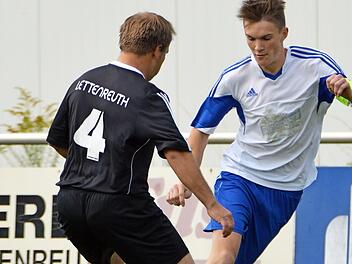 Der Obermainer Kapitän Oliver Thein (rechts) umspielt seinen Lettenreuther Gegenspieler Ingemar Tauber. Foto: Gunther Czepera
