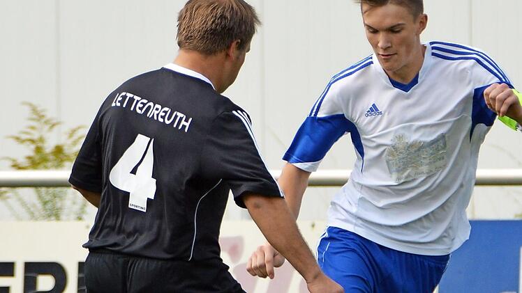 Der Obermainer Kapitän Oliver Thein (rechts) umspielt seinen Lettenreuther Gegenspieler Ingemar Tauber. Foto: Gunther Czepera