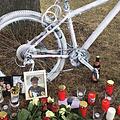 Ein Ort des Trauerns am Hallstadter Sportplatz: Freunde und Mitspieler von Abdul Karim Alhaj haben sein Fahrrad wei&szlig; angespr&uuml;ht, Kerzen aufgestellt und Blumen niedergelegt. Foto: SV Hallstadt