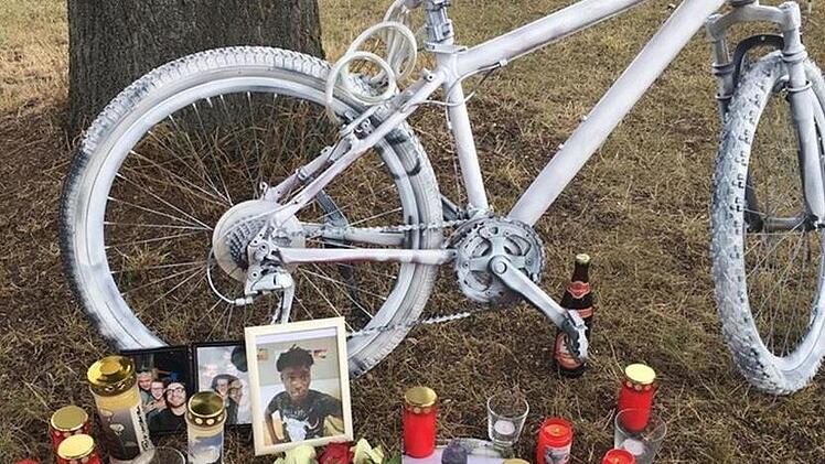 Ein Ort des Trauerns am Hallstadter Sportplatz: Freunde und Mitspieler von Abdul Karim Alhaj haben sein Fahrrad wei&szlig; angespr&uuml;ht, Kerzen aufgestellt und Blumen niedergelegt. Foto: SV Hallstadt