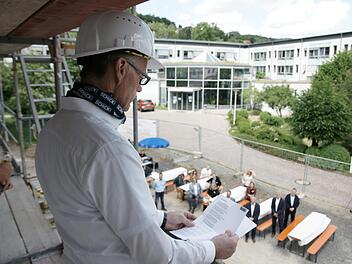 Oberbauleiter Klaus Gundalach von der Firma Burger Bau hielt den Richtspruch für das neue Medzentrum gegenüber der Franz-von-Prümmer-Klinik (im Hintergrund).