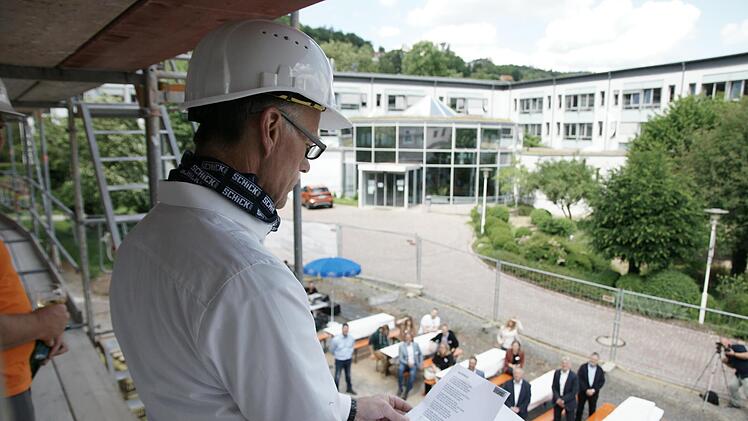Oberbauleiter Klaus Gundalach von der Firma Burger Bau hielt den Richtspruch für das neue Medzentrum gegenüber der Franz-von-Prümmer-Klinik (im Hintergrund).