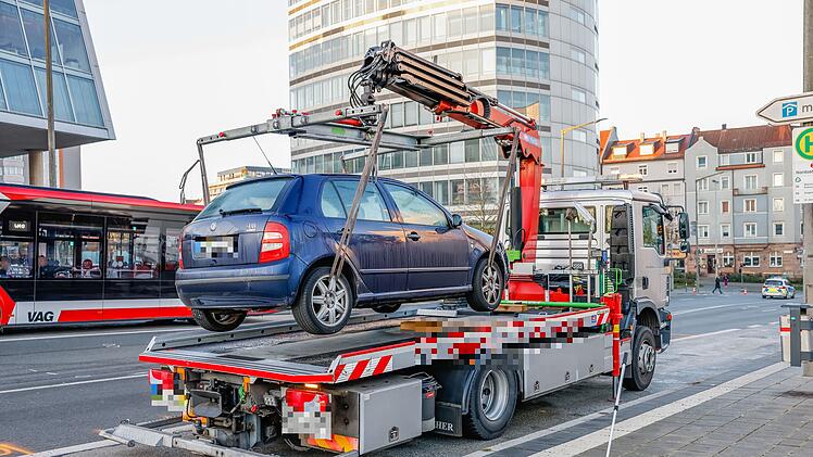Skoda erfasst Fußgängerin: Frau schwer verletzt