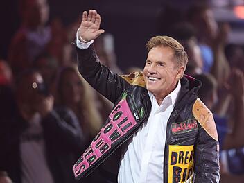 Dieter Bohlen darf bei DSDS 2026 zwei neue Gesichter am Jury-Pult begrüßen.