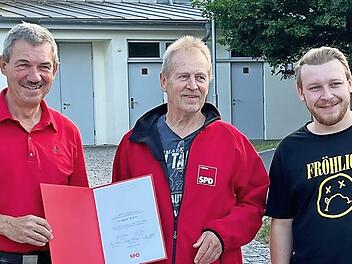 Das Bild zeigt (von links): Vorsitzenden Ludwig Edelmann, den Jubilar Reinhold Moritz sowie zweiten Vorsitzenden Noah Fr&ouml;hlich.