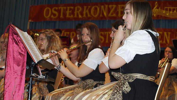 Anna Hollendonner, Claudia Klinger, Nicole Michel, Daniela Krumpholz (von rechts) an den Flöten