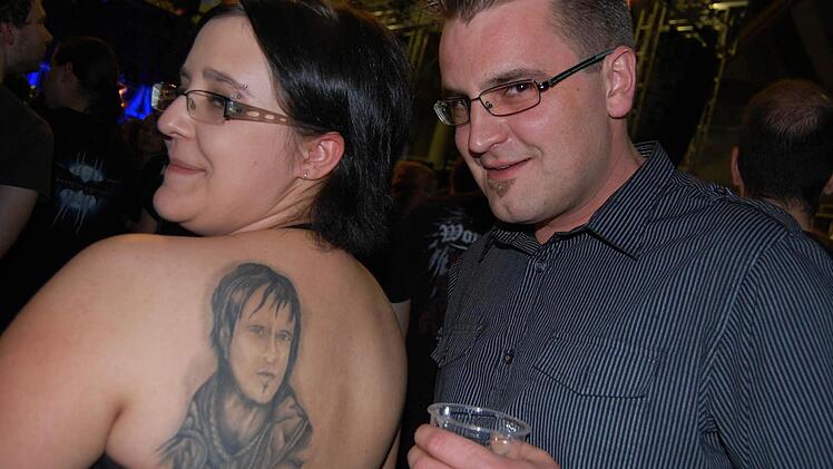 Christina Selwitschka trägt voller Stolz ein Tattoo ihres Lieblingssängers Tobias Sammet. Ihr Freund Stefan Krenn findet es auch toll.