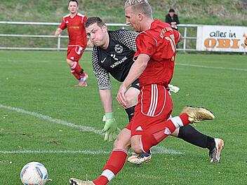 Johannes Adam und seine Mannschaftskameraden vom Aufsteiger ATS Kulmbach (hier zieht er am Lindauer Torwart Andreas Weith vorbei) sind der Meisterschaftsfavorit der Fußball-Kreisliga Bayreuth/Kulmbach. So lautet das Ergebnis einer Umfrage bei der Tagung gestern in Hollfeld. Foto: Karl Heinz Weber