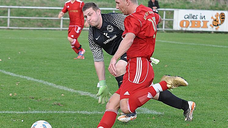 Johannes Adam und seine Mannschaftskameraden vom Aufsteiger ATS Kulmbach (hier zieht er am Lindauer Torwart Andreas Weith vorbei) sind der Meisterschaftsfavorit der Fußball-Kreisliga Bayreuth/Kulmbach. So lautet das Ergebnis einer Umfrage bei der Tagung gestern in Hollfeld. Foto: Karl Heinz Weber