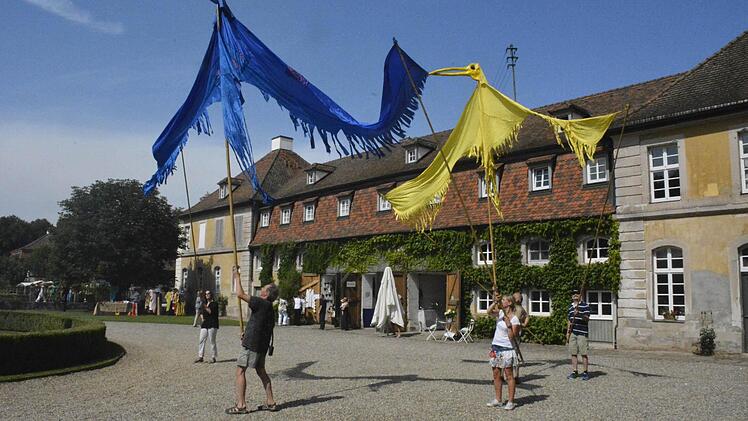 Die Künstler-Werkstatt in Birkenfeld trug mit künstlichen Vögeln zum Gelingen des Festes bei.  Fotos: Gerhard Schmidt
