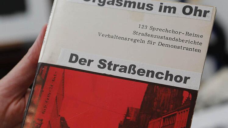Ein Taschenbuch, das Sigi Hirsch 1969 verlegte. Darin enthalten: Tipps und Infos für Demonstranten  Foto: Matthias Hoch