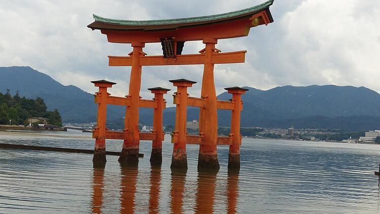 Eines der beliebtesten Fotomotive in Japan: Das scheinbar auf dem Wasser schwebende zinnoberrote Tor zum Itsukushima-Schrein auf der Insel Miyajima.Foto: Manuel Wagner