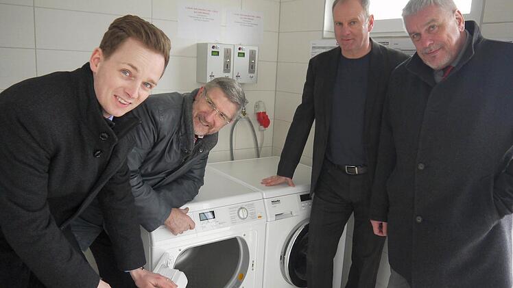 Sind begeistert von der technischen Ausstattung des neuen Wohnmobil-Stellplatzes in Bad Rodach (von links): Tobias Ehrlicher, Michael Busch, Lutz Lange und Norbert Tessmer. Fotos: Berthold Köhler