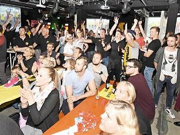 So wurde selten nach einer Niederlage gefeiert - die zahlreichen Coburger Fans, die nicht den Weg nach Springe angetreten hatten, genießen den Aufstieg aus den Public-Viewing-Veranstaltungen im Feierraum und im Wohnzimmer.