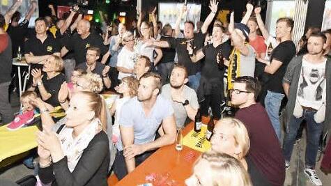 So wurde selten nach einer Niederlage gefeiert - die zahlreichen Coburger Fans, die nicht den Weg nach Springe angetreten hatten, genießen den Aufstieg aus den Public-Viewing-Veranstaltungen im Feierraum und im Wohnzimmer.