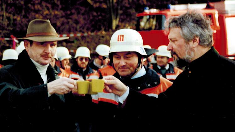 Auf einen guten Baufortschritt stoßen nach dem Spatenstich an (v.li.) Architekt Bernd Heinrich, Kdt. Reinhold Hauer und OB Christian Zoll. (Foto: Archiv Röttinger)