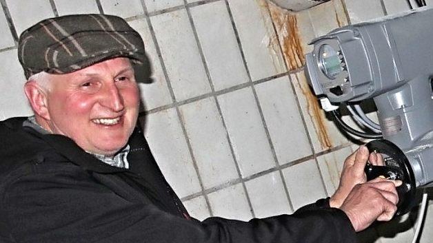 Klärwärter Kurt Schleicher wird eventuell noch öfter an den Stellrädern der Kläranlage drehen müssen, bis diese zufriedenstellend funktioniert.  Archivfoto: Helmut Will