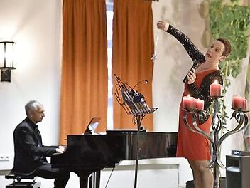 Anja Gutgesell und Klaus Feldner gestalteten das Konzert.  Foto: sn