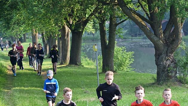 Runde um Runde drehten die Kinder.  Foto: Dieter Nerreter