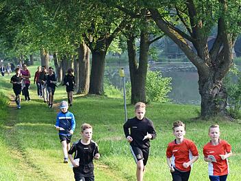 Runde um Runde drehten die Kinder.  Foto: Dieter Nerreter