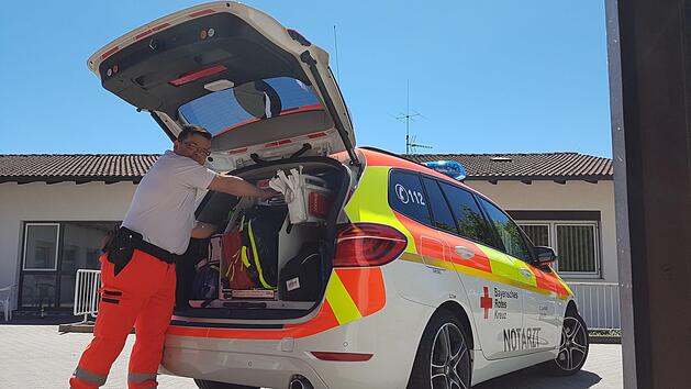 Rettungsassistent Michel G&ouml;hring kontrolliert die Ausr&uuml;stung eines Notarztwagens. Die Zahl der Eins&auml;tze hat in den vergangenen Jahren zugenommen.  Fotos: Tobias Kindermann