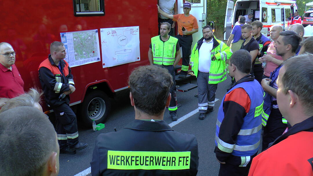 Waldbrand im Kreis Haßberge: Feuerwehr kämpft mit Großaufgebot gegen die Flammen