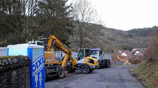 Baustelle Langenbergstraße: Oberhalb des Friedhofs steht der Bagger.  Foto: Gerd Schaar