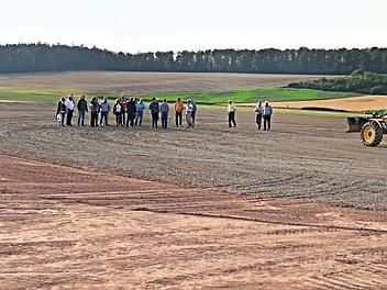 Die Mitglieder des Gemeinderates Maroldsweisach sahen sich im gerade entstehenden Gewerbegebiet "Bleichäcker" um. Dort, wo sie im Bild stehen, soll ein Einkaufsmarkt gebaut werden.  Foto: Helmut Will