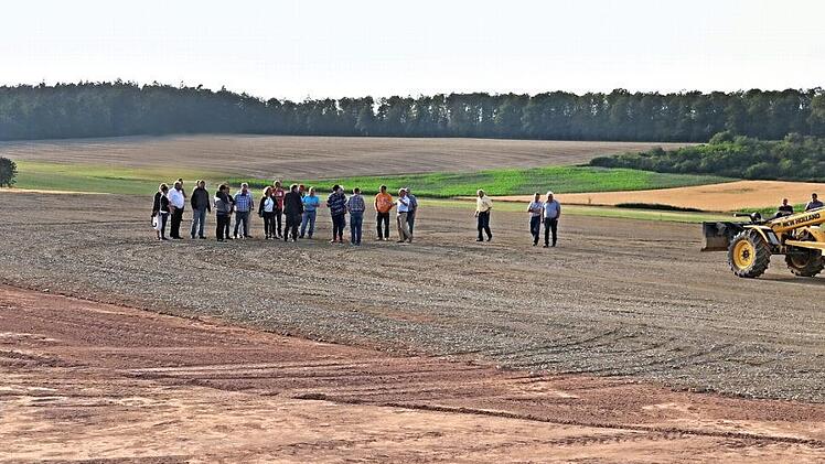 Die Mitglieder des Gemeinderates Maroldsweisach sahen sich im gerade entstehenden Gewerbegebiet "Bleichäcker" um. Dort, wo sie im Bild stehen, soll ein Einkaufsmarkt gebaut werden.  Foto: Helmut Will