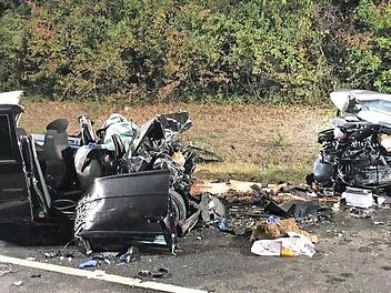 Mit gro&szlig;er Wucht m&uuml;ssen der Golf (links) und der Passat frontal zusammengesto&szlig;en sein. In dem Golf starb der 20-j&auml;hrige Fahrer aus dem Kreis Ha&szlig;berge.  Foto: News5/Ferdinand Merzbach