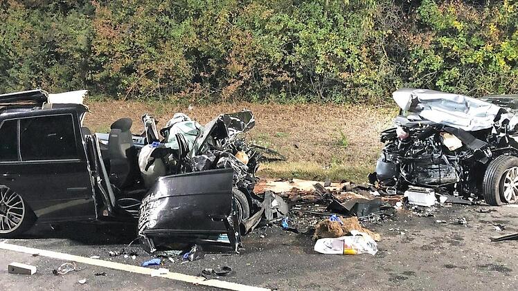 Mit gro&szlig;er Wucht m&uuml;ssen der Golf (links) und der Passat frontal zusammengesto&szlig;en sein. In dem Golf starb der 20-j&auml;hrige Fahrer aus dem Kreis Ha&szlig;berge.  Foto: News5/Ferdinand Merzbach