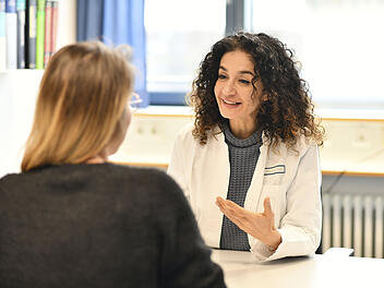 In der medizinischen Sprechstunde des Hector-Centers des Uni-Klinikums Erlangen berät Prof. Dr. Yurdagül Zopf eine junge Patientin.