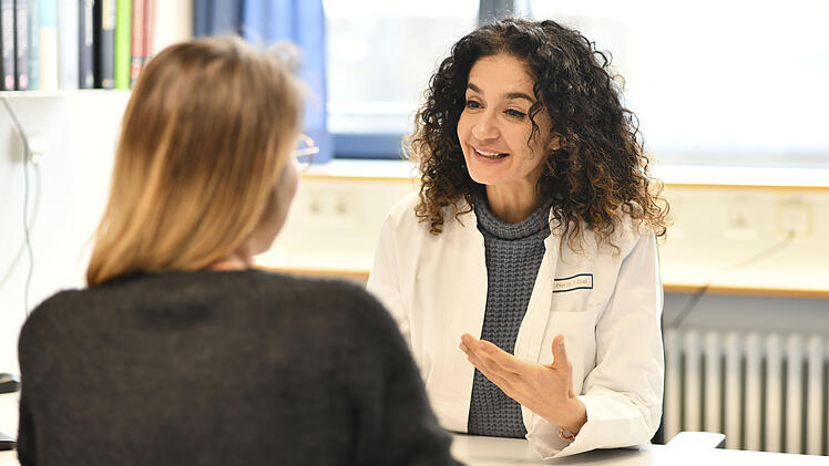 In der medizinischen Sprechstunde des Hector-Centers des Uni-Klinikums Erlangen berät Prof. Dr. Yurdagül Zopf eine junge Patientin.
