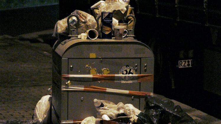 Wo viele Autos parken, entsteht auch viel M&uuml;ll, wie hier am Lkw-Stellplatz der Rastst&auml;tte Rh&ouml;n Ost. Foto: Steffen Standke