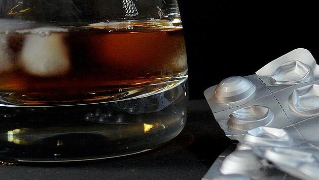 Antibiotika und Alkohol sollten eigentlich nicht zusammen eingenommen werden.