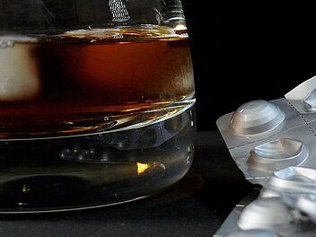 Antibiotika und Alkohol sollten eigentlich nicht zusammen eingenommen werden.