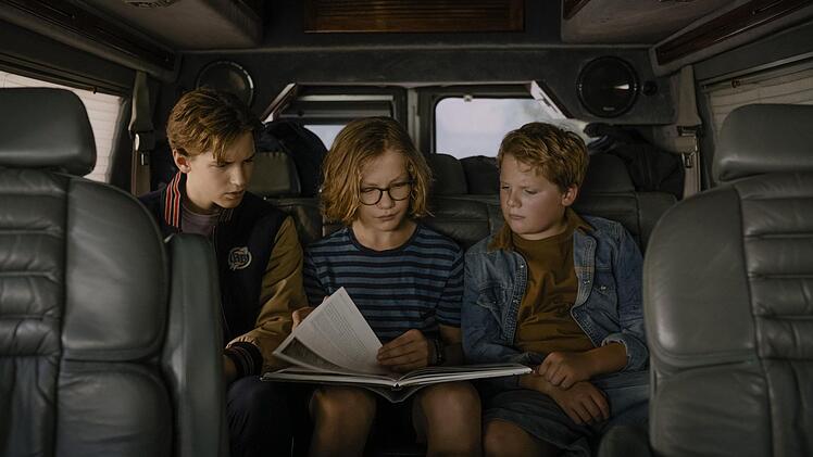 Peter Shaw (Nevio Wendt, links); Bob Andrews (Levi Brandl, Mitte) und Justus Jonas (Julius Weckauf) reisen f&uuml;r ein Praktikum nach Rum&auml;nien.