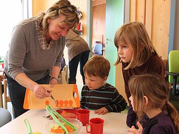 Kindergartenleiterin Gerlinde Troll serviert Karotten-Fische. Das neue Essen kommt gut an bei den Kindern. Fotos: Carmen Schmitt
