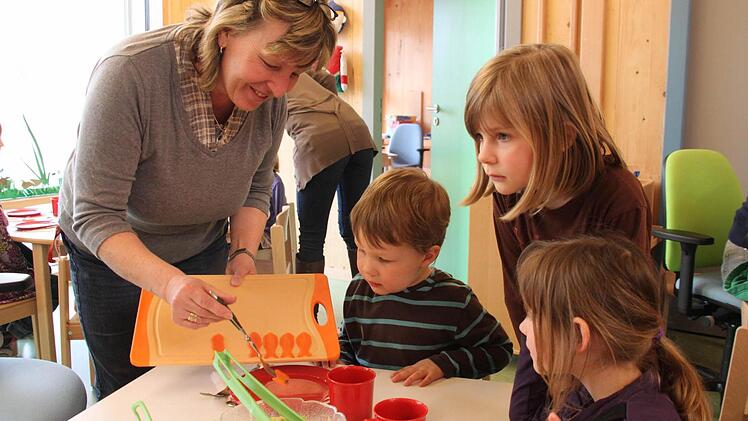 Kindergartenleiterin Gerlinde Troll serviert Karotten-Fische. Das neue Essen kommt gut an bei den Kindern. Fotos: Carmen Schmitt