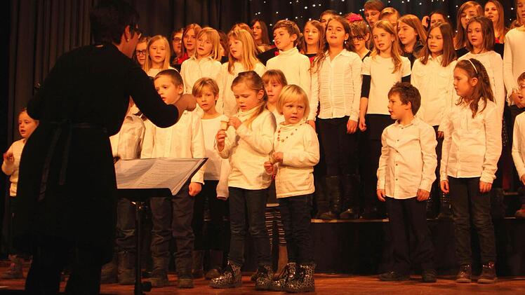 Für Aufsehen sorgen immer wieder auch die Jüngsten, die "Wallburgspatzen", hier mit dem Stück "Kling, Glöckchen, klingelingeling".