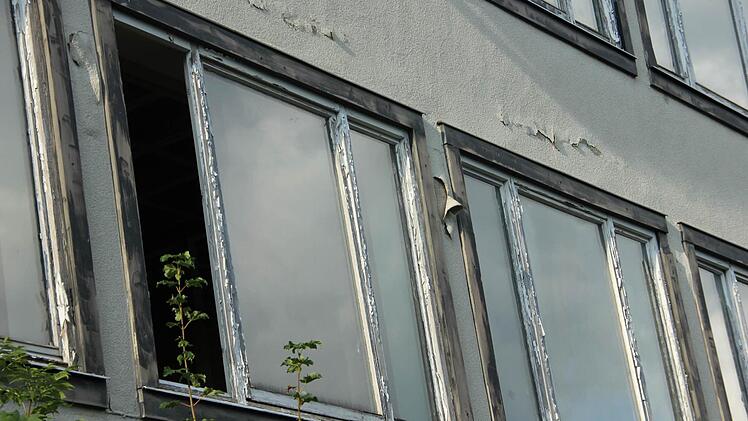 Die Fassade des ehemaligen Zeyerner Schulgebäudes ist in einem erbärmlichen Zustand.