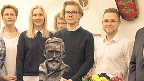 Die Stipendiaten (v. l.) Jan Mehlich, Linda und Tim Walz sowie Marius Hoffmann mit Kämmerer Detlef Winkler und den Müttern der Stipendiatinnen Verena Horter und Annkathrin Gebhardt Foto: Cornelia Schmitt