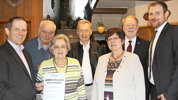CSU-Ortsverbandsvorsitzender Rainer Mattern ehrte Gerd Stamm (25 Jahre), Edeltraud Gräbner (25 Jahre), Manfred Zachert (40 Jahre) und Gisela Fenski (25 Jahre). Den Jubilaren gratulierten MdB Hans Michelbach und CSU-Kreisverbandsvorsitzender Martin Mittag.  Foto: A. Kemnitzer