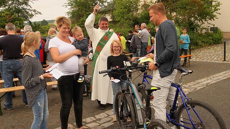 Diakon Joachim Stapf bei der Segnung der Fahrräder von Jeanette Geisel mit Sohn Jenny und Jan Fischer. Foto: Günther Geiling