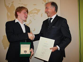 Rolex-Vertriebsleiter Joachim   Mernyak gratulierte dem Marcel Klinger aus Rugendorf   (links) zu seiner Traumnote 1,0. Zugleich schenkte er ihm eine Uhr der Nobelmarke. Sephan Stöckel