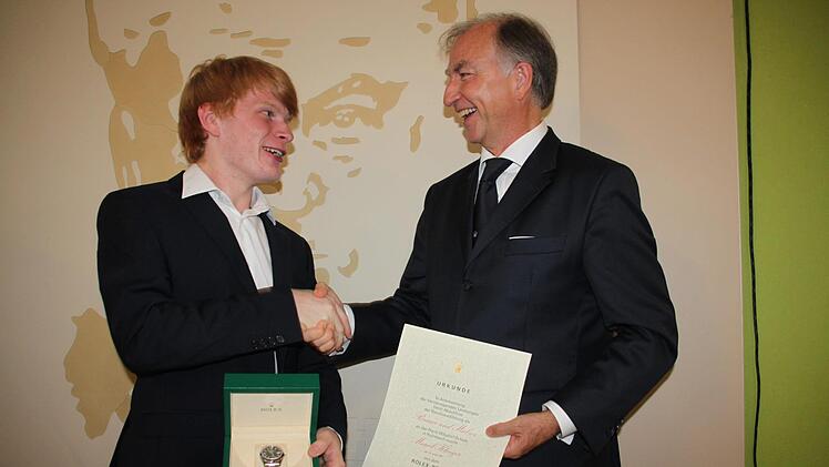 Rolex-Vertriebsleiter Joachim   Mernyak gratulierte dem Marcel Klinger aus Rugendorf   (links) zu seiner Traumnote 1,0. Zugleich schenkte er ihm eine Uhr der Nobelmarke. Sephan Stöckel