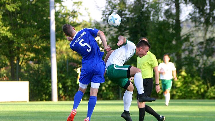 Lange war es ein Duell auf Augenh&ouml;he, doch in der Schlussphase sprangen die Mistelbacher um Johannes Krug (links) ein wenig h&ouml;her als der VfR Katschenreuth (rechts Christopher Weggel)  Foto: Monika Limmer