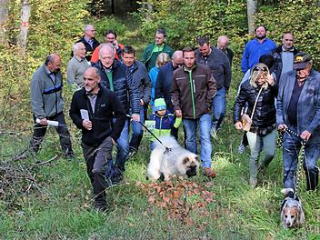 Beim Waldbegang der Stadt Münnerstadt und der Juliusspital-Stiftung  erfuhren die Teilnehmer, dass Hitze und Trockenheit im Sommer, der Sturm  "Friederike" im Januar und der Borkenkäferbefall große Schäden angerichtet  haben. 3. Von links im Vordergrund Stadtförster Jörg Mäckler. Hinter ihm  Bürgermeister Helmut Blank. Dieter Britz