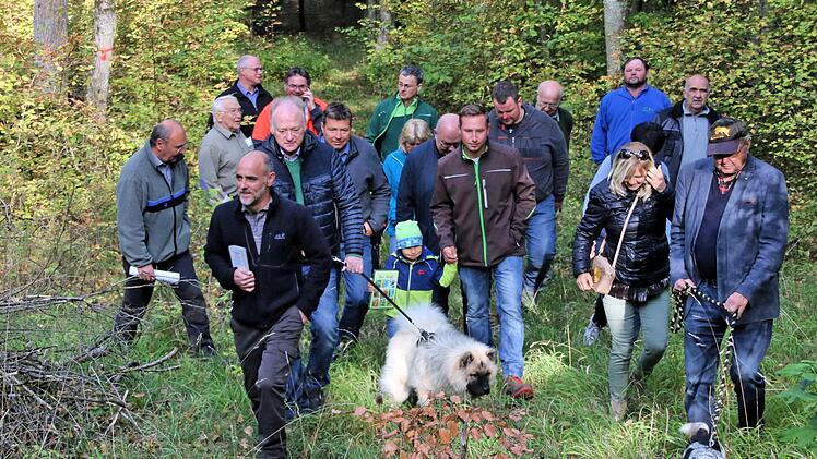 Beim Waldbegang der Stadt Münnerstadt und der Juliusspital-Stiftung  erfuhren die Teilnehmer, dass Hitze und Trockenheit im Sommer, der Sturm  "Friederike" im Januar und der Borkenkäferbefall große Schäden angerichtet  haben. 3. Von links im Vordergrund Stadtförster Jörg Mäckler. Hinter ihm  Bürgermeister Helmut Blank. Dieter Britz